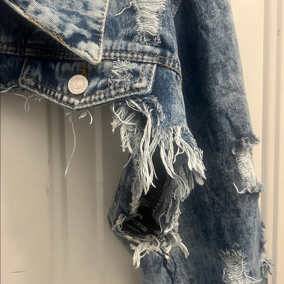 Destroyed Cropped Denim Jacket - Picture 5 of 16